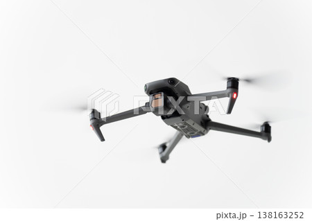 飛行するドローン 飛行するドローン 138163252