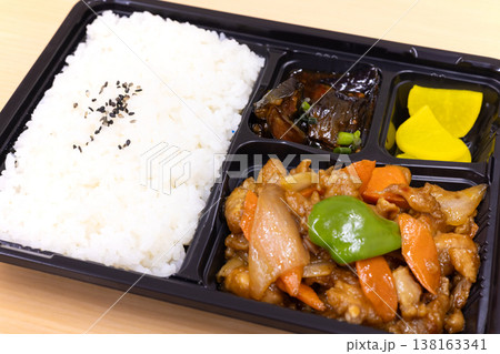おいしい鶏肉と野菜炒めの中華弁当 おいしい鶏肉と野菜炒めの中華弁当 138163341