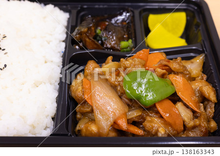 おいしい鶏肉と野菜炒めの中華弁当 おいしい鶏肉と野菜炒めの中華弁当 138163343