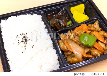 おいしい鶏肉と野菜炒めの中華弁当 おいしい鶏肉と野菜炒めの中華弁当 138163351
