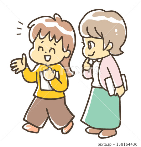 二人で話しながら歩いている女性 138164430