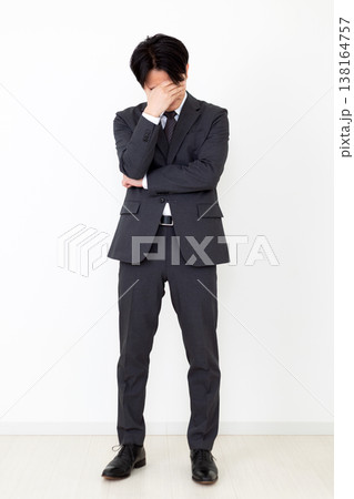 落ち込むミドル男性ビジネスマン 138164757