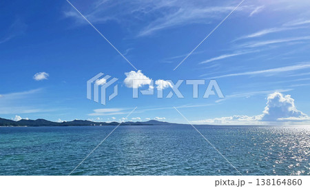 青い空とエメラルドグリーンの海が広がる夏の海岸風景 青い空とエメラルドグリーンの海が広がる夏の海岸風景 138164860