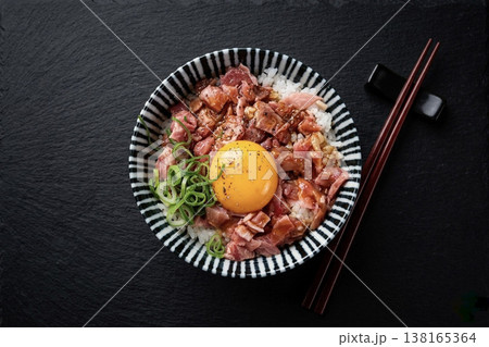 レアチャーシュー丼 138165364