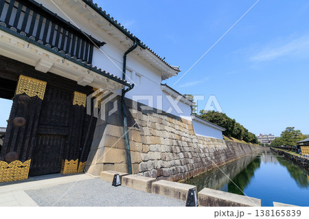 京都の春の二条城 東大手門 京都の春の二条城 東大手門 138165839