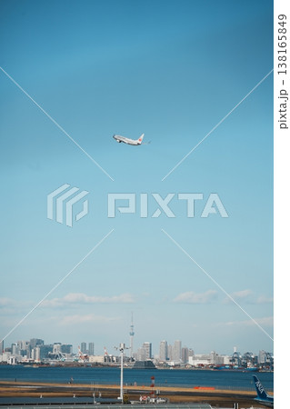空港に到着する飛行機/空港を出発する飛行機 138165849