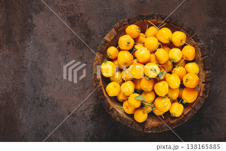 yellow small apples, Chinese varieties, in a wooden bowl, top view, no people, yellow small apples, Chinese varieties, in a wooden bowl, top view, no people, 138165885