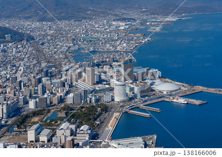 瀬戸内海上空から望む香川県高松市街地 138166006