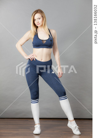 Woman wearing sporty workout outfit 138166032