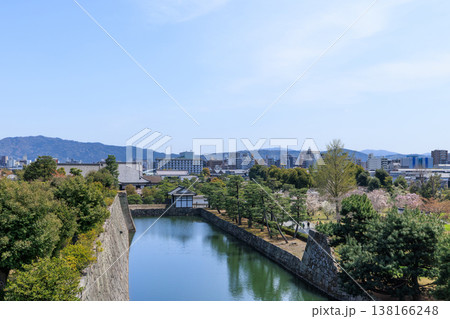 京都の春の二条城 天守閣跡からの眺め 138166248