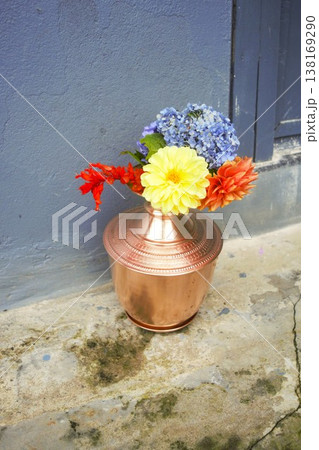 ダリアの供花　ネパール　2 138169290