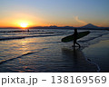 湘南の夕陽とサーファーと富士山 138169569
