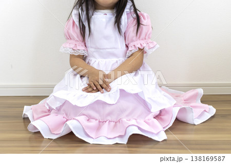 メイド服を着て床に座る女の子（顔無し、5歳、日本人） 138169587