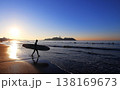 早朝の江の島とサーファー 138169673