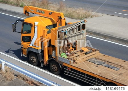 空荷で走行中の重機運搬車 138169676