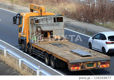 空荷で走行中の重機運搬車 138169677