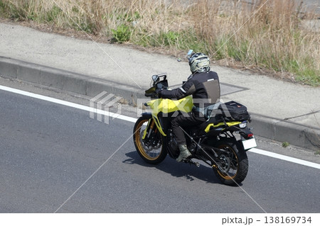 ライダーとオートバイ 138169734