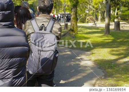 イベント会場で列を作る人々 138169934