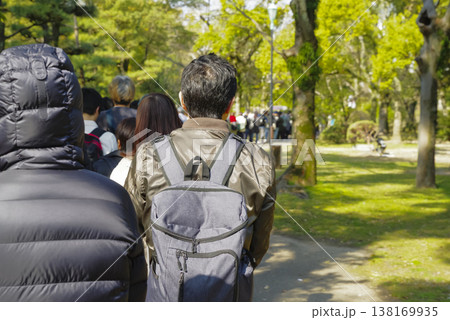 イベント会場で列を作る人々 138169935