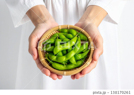 ザルに枝豆 ザルに枝豆 138170261