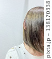 アッシュ系ヘアカラーのボブヘアの女性 横顔 138170338
