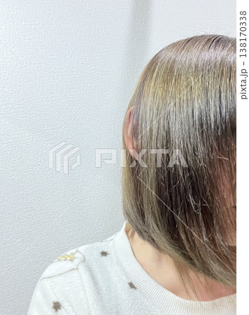 アッシュ系ヘアカラーのボブヘアの女性 横顔 138170338