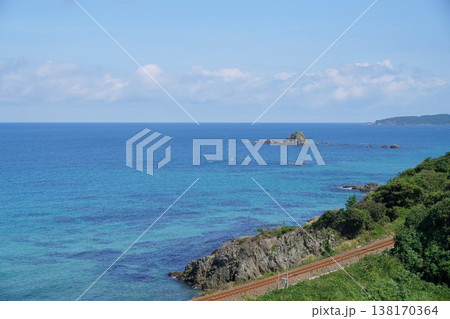 日本海を望む海岸線とローカル線の線路 絶景の旅情風景 138170364