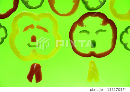 パプリカとカラーピーマンでキャラクターの顔 138170574