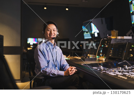 放送局の副調整室で働くディレクター 138170625