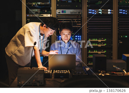 サーバーエンジニアとして働く二人の若い男性 138170626