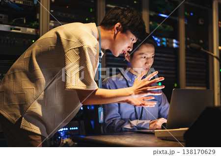 働くサーバーエンジニアの男性 138170629