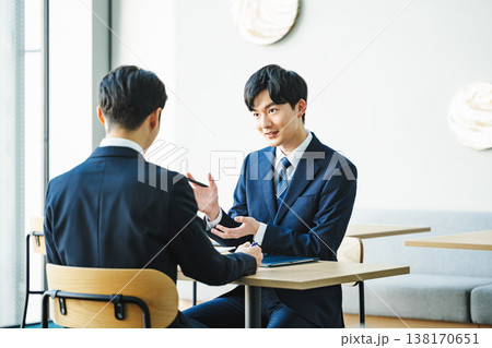 フリースペースで説明をする若いビジネスマン 138170651