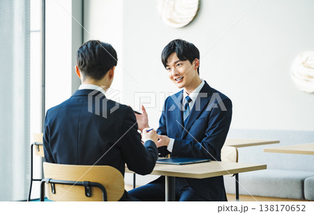 商談で身振り手振り話をする若いビジネスマン 138170652