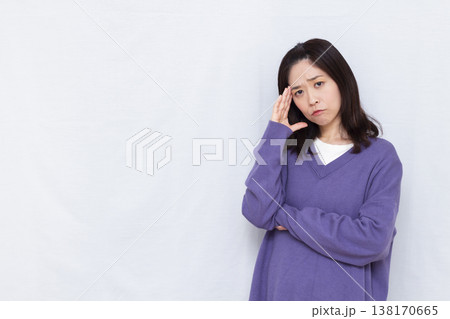 頭を抱えて悩む女性 138170665
