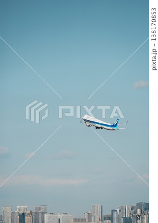 空港に到着する飛行機/空港を出発する飛行機 138170853