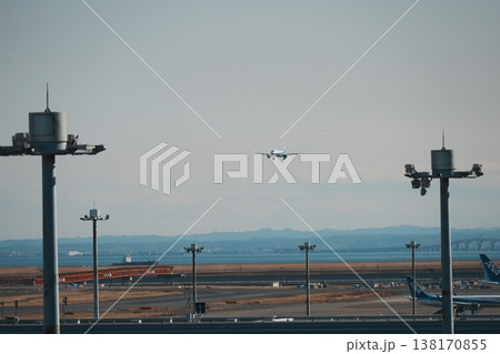 空港に到着する飛行機/空港を出発する飛行機 空港に到着する飛行機/空港を出発する飛行機 138170855