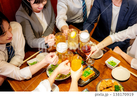 居酒屋で乾杯する男女 138170919