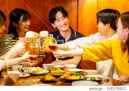 居酒屋で乾杯をする若い男女 居酒屋で乾杯をする若い男女 138170922