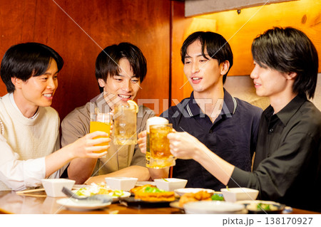 居酒屋で乾杯する大学生 居酒屋で乾杯する大学生 138170927