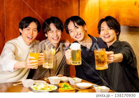 居酒屋で乾杯する大学生 居酒屋で乾杯する大学生 138170930