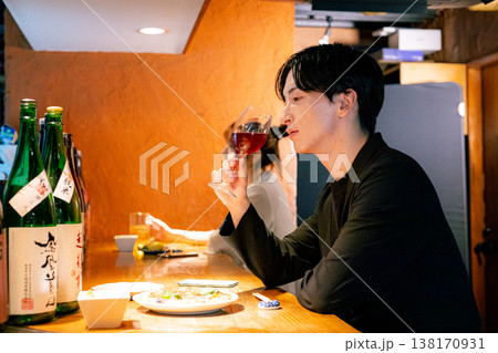 カウンターで飲む男性 138170931