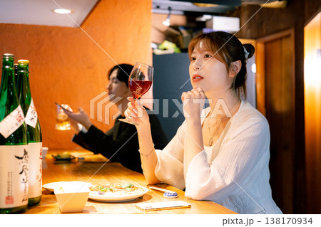 居酒屋で飲む女性 138170934