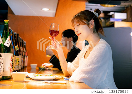 居酒屋で飲む女性 居酒屋で飲む女性 138170935