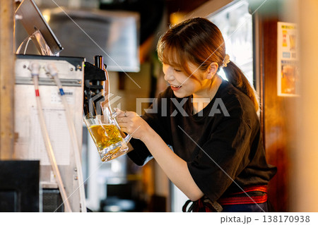 バーで働く女性 バーで働く女性 138170938
