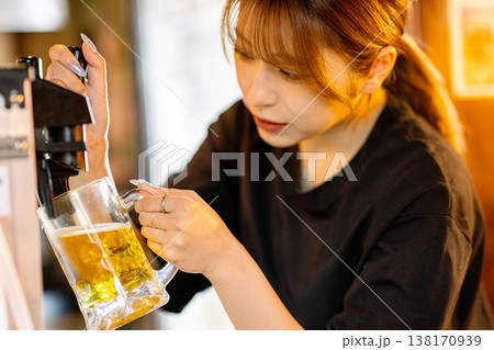 ビールを注ぐ女性 ビールを注ぐ女性 138170939