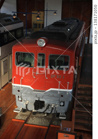 国内初の本線用ディーゼル機関車として全国で活躍した国鉄DF50形ディーゼル機関車 138171050