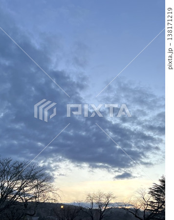 夕焼け空と雲のグラデーション背景 テキストスペースあり 夕焼け空と雲のグラデーション背景 テキストスペースあり 138171219