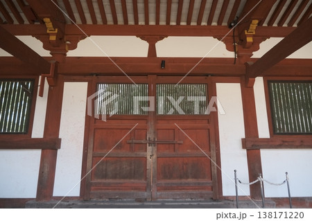伝統的な和建築の正面扉と木組みのシンメトリー構図 伝統的な和建築の正面扉と木組みのシンメトリー構図 138171220