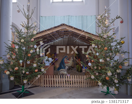 【ウクライナ】西部リヴィウのカトリック教会に展示されたクリスマスツリーとキリスト生誕の馬小屋 【ウクライナ】西部リヴィウのカトリック教会に展示されたクリスマスツリーとキリスト生誕の馬小屋 138171317