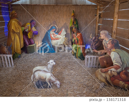【ウクライナ】西部リヴィウのカトリック教会に展示されたクリスマスツリーとキリスト生誕の馬小屋 【ウクライナ】西部リヴィウのカトリック教会に展示されたクリスマスツリーとキリスト生誕の馬小屋 138171318